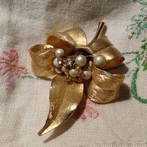Rich Miriam Haskell? Wired Pearl Rhinestone Center Sculpted Goldtone Flower Pin
